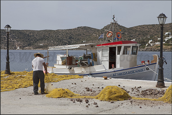 Katapola. Fishermen during the cleaning of the nets