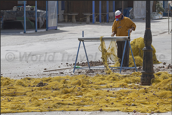 Katapola. Fishermen during the cleaning of the nets