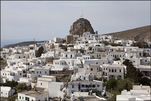 Town of Hora, the capital of the island located on the mountainous ridge that crosses the island Town of Hora, the capital of the island located on the mountainous ridge that crosses the island
