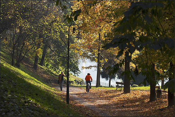 Strolling along the banks of the Po river in the city center