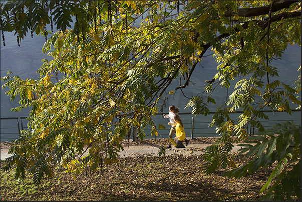 Walk along the river Po towards Isabella bridge