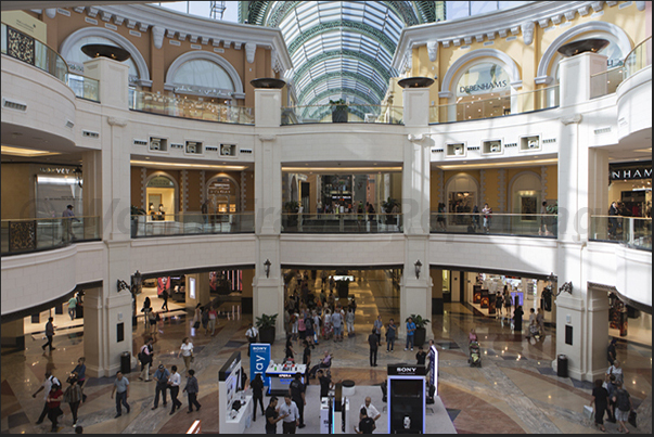 The big Emirates Mall inside which is the giant refrigerated building in which there are the ski slopes