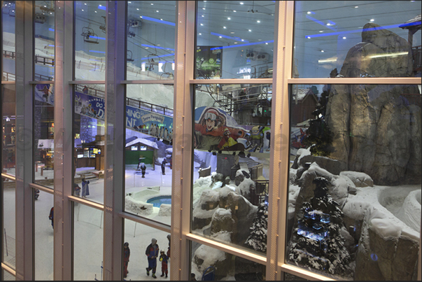 The big Emirates Mall inside which there are ski slopes, toboggan and snow games for the children The big Emirates Mall inside which there are ski slopes, toboggan and snow games for the children
