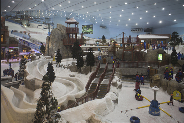 The big Emirates Mall inside which there are ski slopes, toboggan and snow games for the children The big Emirates Mall inside which there are ski slopes, toboggan and snow games for the children