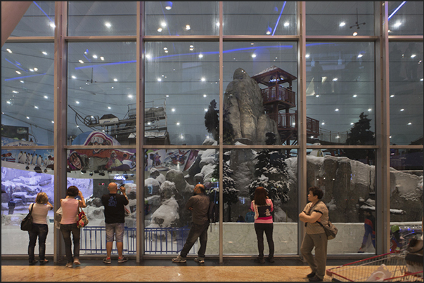 The big Emirates Mall inside which there are ski slopes, toboggan and snow games for the children