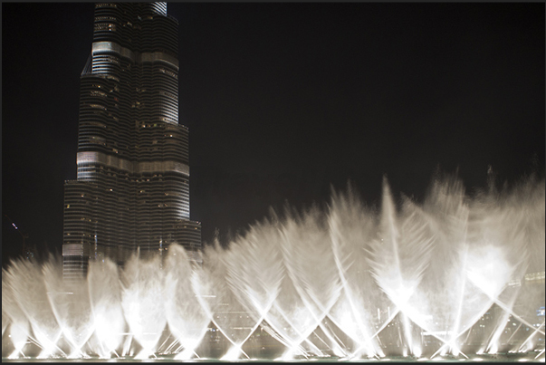 Burj Khalifa Tower In front, the spectacle of sound, light and water similar to that done in Las Vegas Burj Khalifa Tower In front, the spectacle of sound, light and water similar to that done in Las Vegas