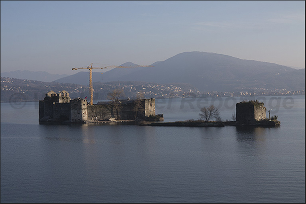 Island with Castello di Cannero in front of the town of the same name