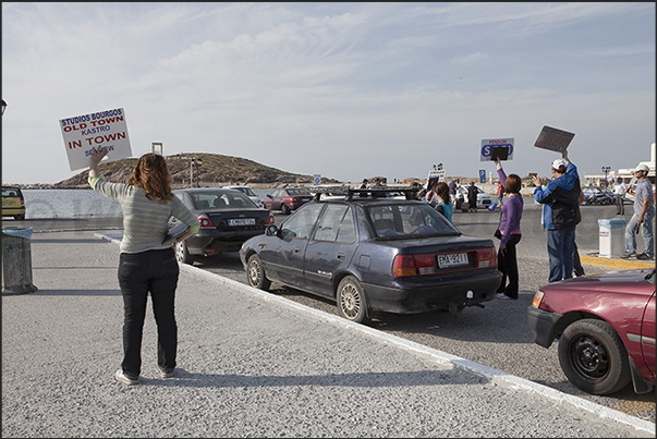 Port of Naxos, tourists are greeted by signs to rent rooms and B&B Port of Naxos, tourists are greeted by signs to rent rooms and B&B