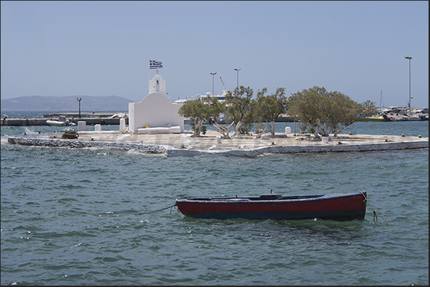 The small church at the entrance of the port welcomes visitors visiting the island