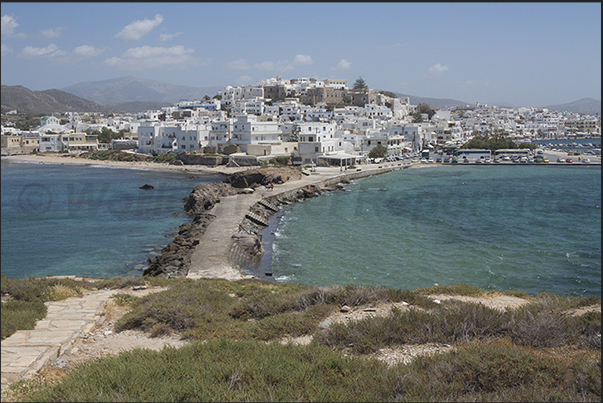 The narrow strip of land that connects the city with the island where the ruins of the temple of Apollo are located