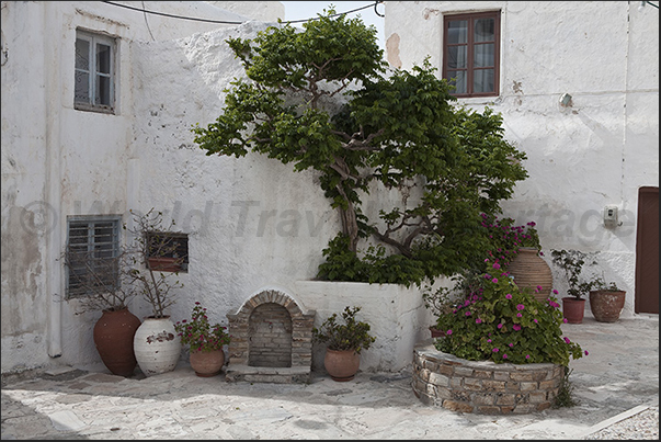 Small squares unexpectedly open in the historic center of Naxos (Hora)