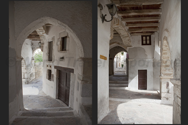 The old Naxos (Hora). A maze of alleys arranged in a circle around the Kastro, the Venetian fortress that dominates the hill The old Naxos (Hora). A maze of alleys arranged in a circle around the Kastro, the Venetian fortress that dominates the hill