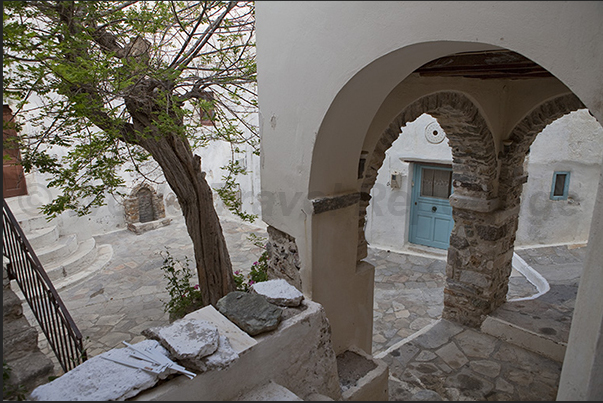 The old Naxos (Hora). A maze of alleys arranged in a circle around the Kastro, the Venetian fortress that dominates the hill The old Naxos (Hora). A maze of alleys arranged in a circle around the Kastro, the Venetian fortress that dominates the hill