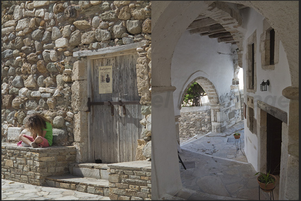 The old Naxos (Hora). A maze of alleys arranged in a circle around the Kastro, the Venetian fortress that dominates the hill The old Naxos (Hora). A maze of alleys arranged in a circle around the Kastro, the Venetian fortress that dominates the hill