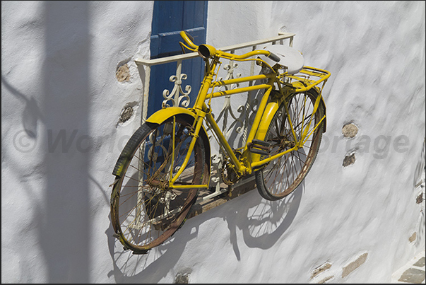 Along the alleys of the historic center there are also the galleries of local artists who exhibit their works