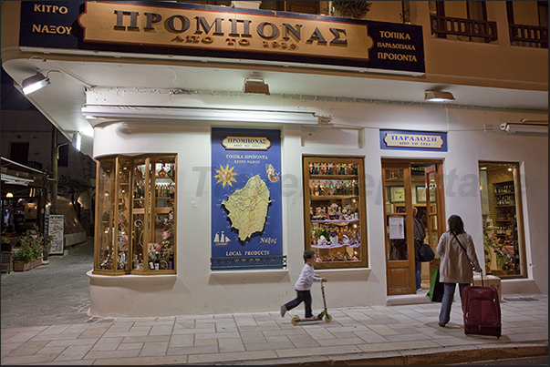 In the evening the town of Naxos comes alive with tourists looking for some souvenirs or a typical restaurant In the evening the town of Naxos comes alive with tourists looking for some souvenirs or a typical restaurant