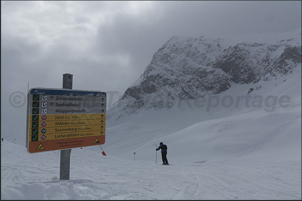 The ski day starts on the Zurs slopes below Hasenfluh (2546 m) towards Madloch Joch (2438 m) The ski day starts on the Zurs slopes below Hasenfluh (2546 m) towards Madloch Joch (2438 m)
