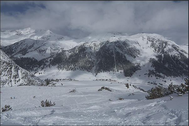 The ski slopes that descend towards the village of Lech The ski slopes that descend towards the village of Lech