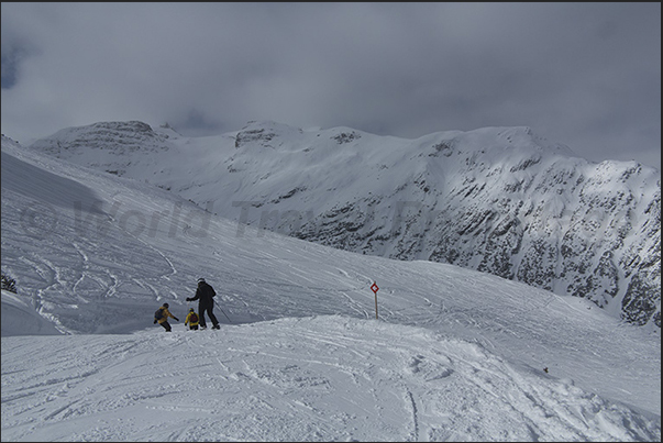The ski slopes that descend towards the village of Lech The ski slopes that descend towards the village of Lech