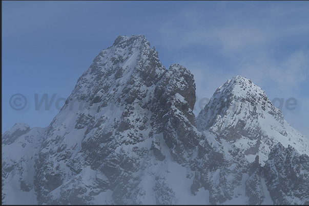 The slopes pass close to Shindler Spitze mountains (2660m) and Valluga mountain (2811m) The slopes pass close to Shindler Spitze mountains (2660m) and Valluga mountain (2811m)