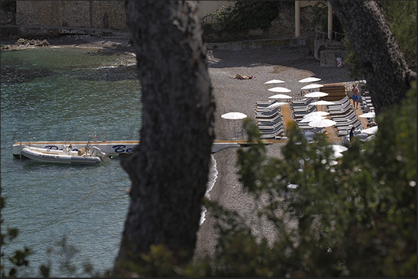 Coastal path that from the village of Saint Jean runs along the Cap Ferrat peninsula. Private beach