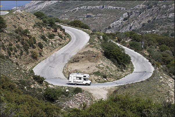 The winding roads in the interior of the island towards the bay of Moutsouna