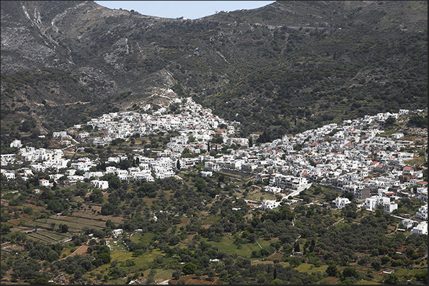 Filoti town located in the center of the island Filoti town located in the center of the island