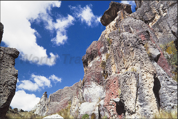 It is easy to get lost in the narrow valleys that characterize the park, creating petrified labyrinths