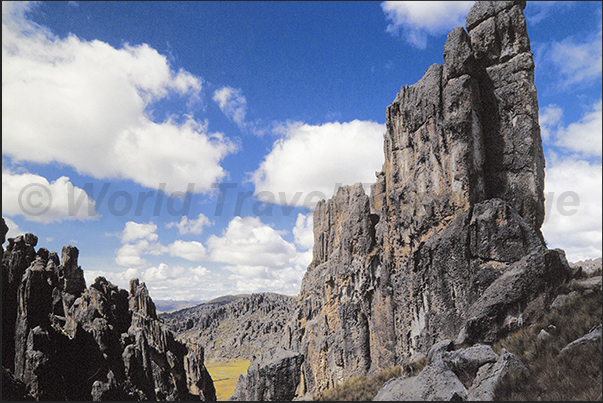 Narrow passages, windows and cracks in the rocks suddenly appear, offering unusual and fantastic spectacles