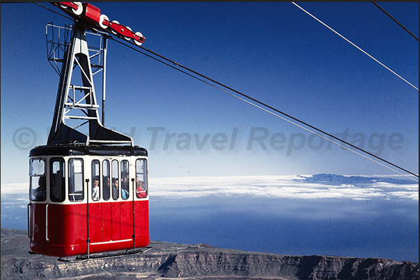 In 8 minutes the Teide cable car reaches an altitude of 3550 meters In 8 minutes the Teide cable car reaches an altitude of 3550 meters