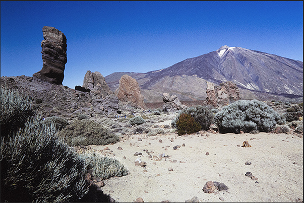 Walking along the paths of the plateau (about 1600 m above sea level) you will encounter rocky pinnacles of all sizes