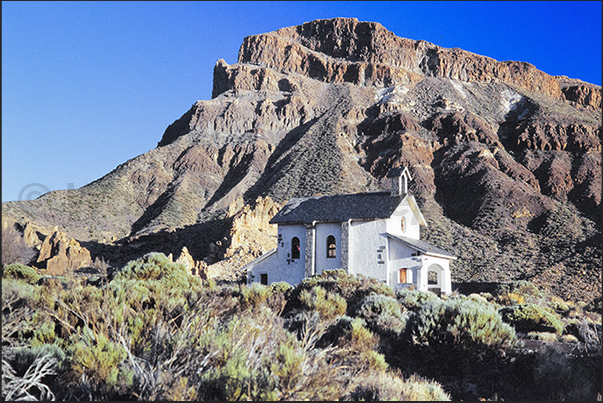 Paradorn de las Canadas church (2300 m) Paradorn de las Canadas church (2300 m)