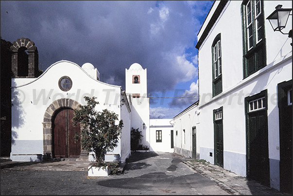 Small villages made of white-plastered lava stones are scattered on the edges of the highlands