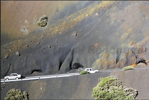 The road that rises from the sea towards the highlands at the base of the volcanoes