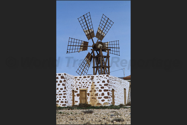 Near the villages in the interior of the island there are often perfectly functioning windmills Near the villages in the interior of the island there are often perfectly functioning windmills