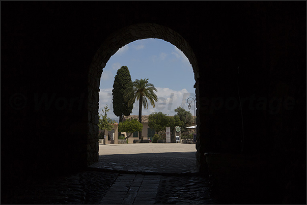 Passage towards the large place of the Chateau in the northwest side of the village