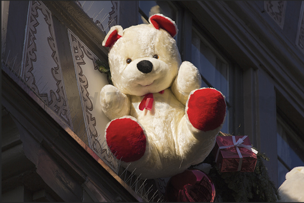 Strasbourg. During the Christmas period, the houses are decorated with plush bears of various sizes Strasbourg. During the Christmas period, the houses are decorated with plush bears of various sizes