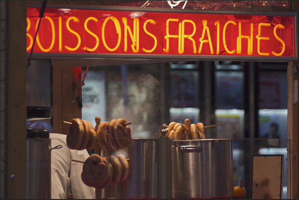In the Christmas markets, there are many stalls with typical Alsatian food such as sweets, sausages and hot wine In the Christmas markets, there are many stalls with typical Alsatian food such as sweets, sausages and hot wine