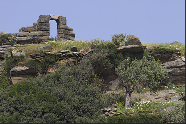 Dry stone walls and terraced crops are the archaeological remains present in the valleys of the island Dry stone walls and terraced crops are the archaeological remains present in the valleys of the island