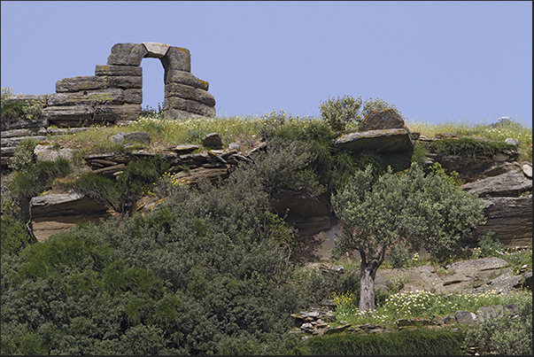 Dry stone walls and terraced crops are the archaeological remains present in the valleys of the island