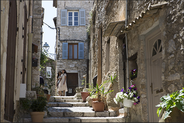 Go up to the church along rue des Doriers Go up to the church along rue des Doriers