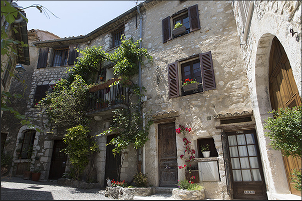 Go up to the church along rue des Doriers