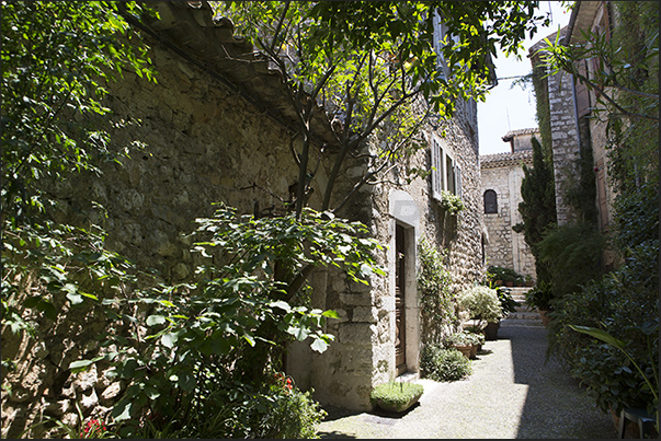 Go up to the church along rue des Doriers Go up to the church along rue des Doriers