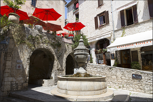 Square of the Fountain at the confluence of Descente de la Castre and Rue Grande