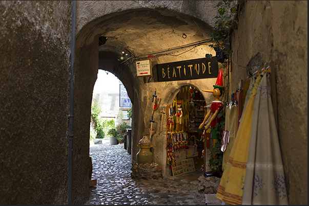 Rue de l'Ancienne Boucherie, passage from Rue Grande