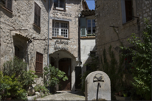 Place de la Placette near Rue du Casse Cou