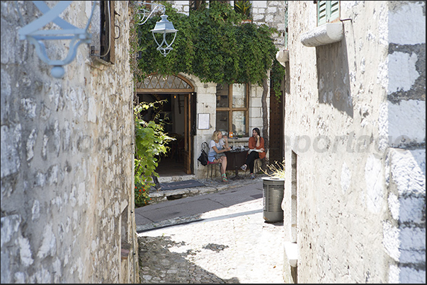 Bars and restaurants along Rue Grande to taste typical products