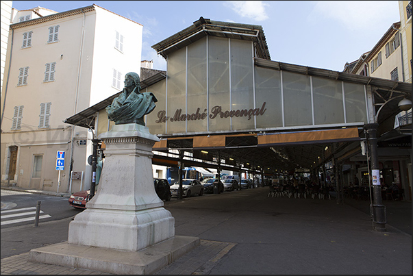 The historic covered market in Place Jacques Audiberti