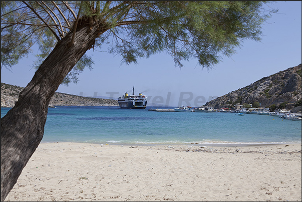 Ferry departing from Kato Horio bay Ferry departing from Kato Horio bay