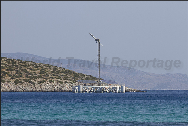 Kato Horio bay, arrival port ferries. On the horizon the island of Naxos Kato Horio bay, arrival port ferries. On the horizon the island of Naxos